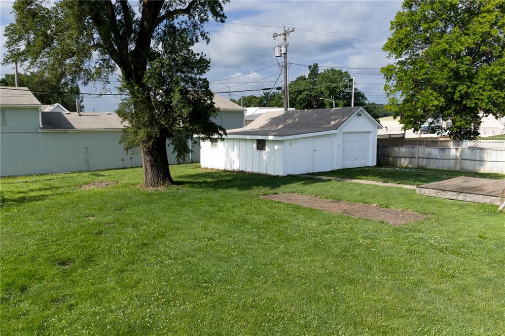 110 E 3rd Street Property Photo 23