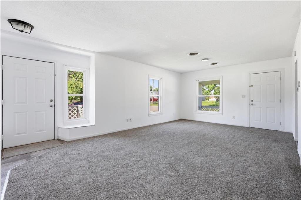 821 W 10th Street Property Photo 6