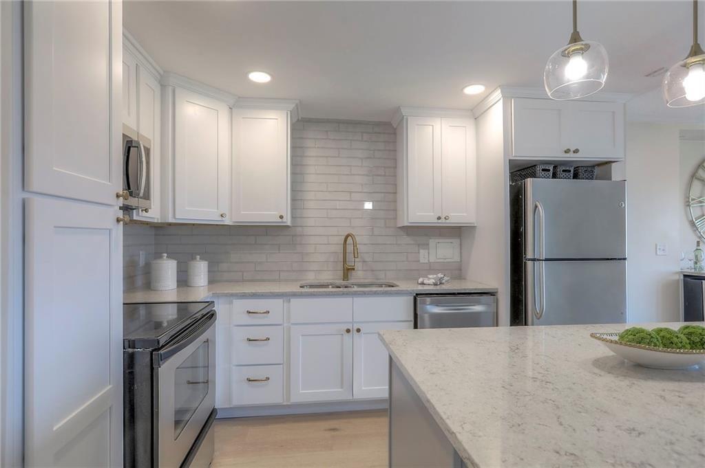 4545 Wornall Road Property Photo 4