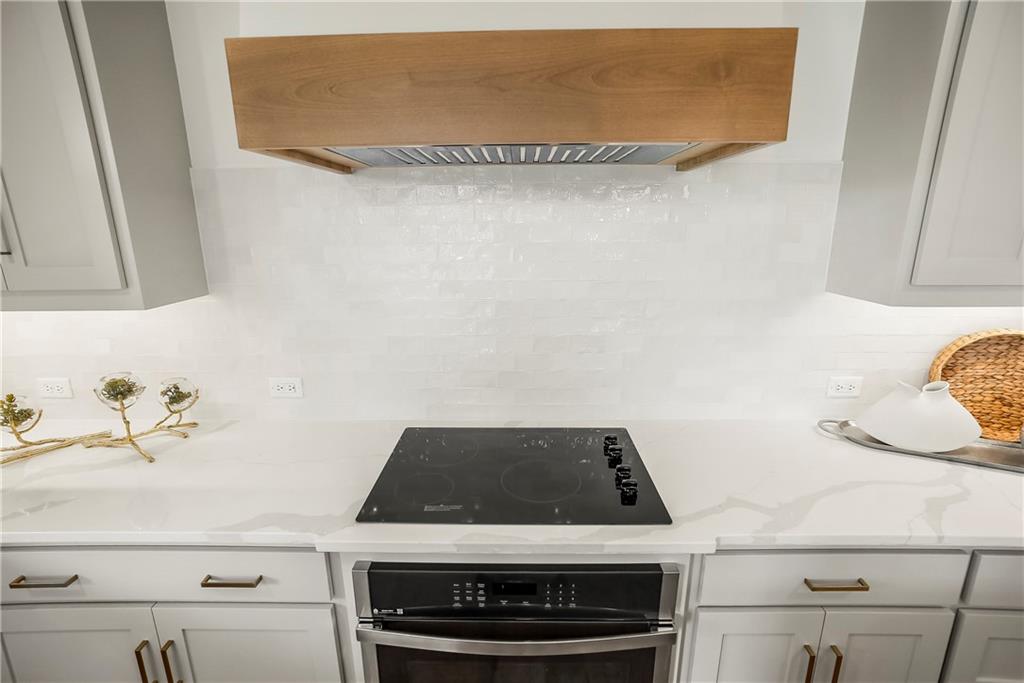 17809 Rainbow Boulevard Property Photo 19