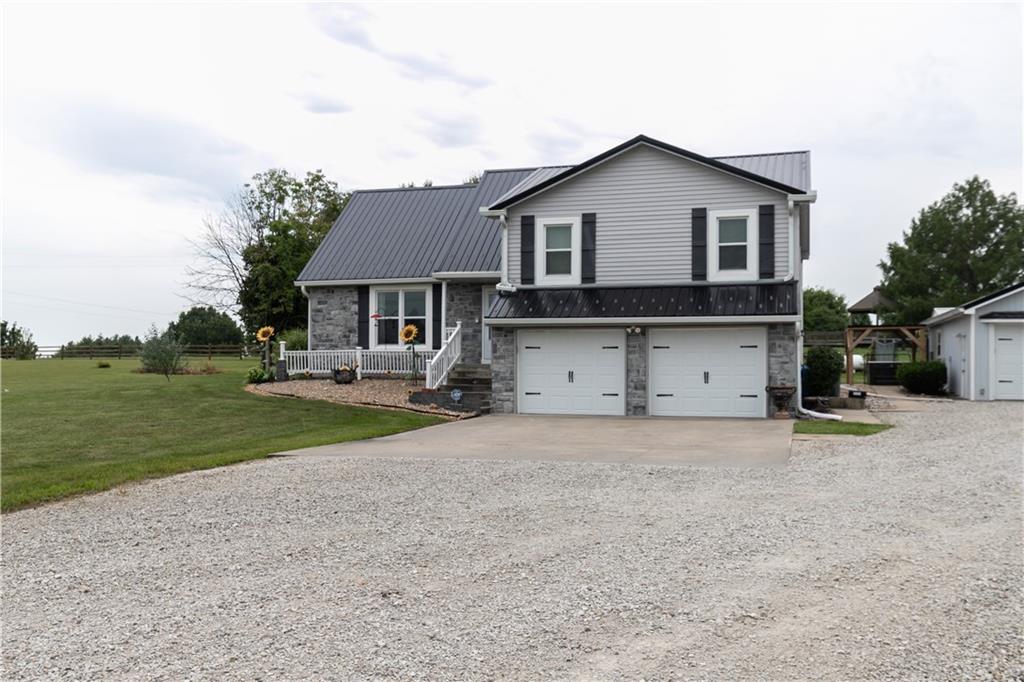 22215 Parallel Road Property Photo 1