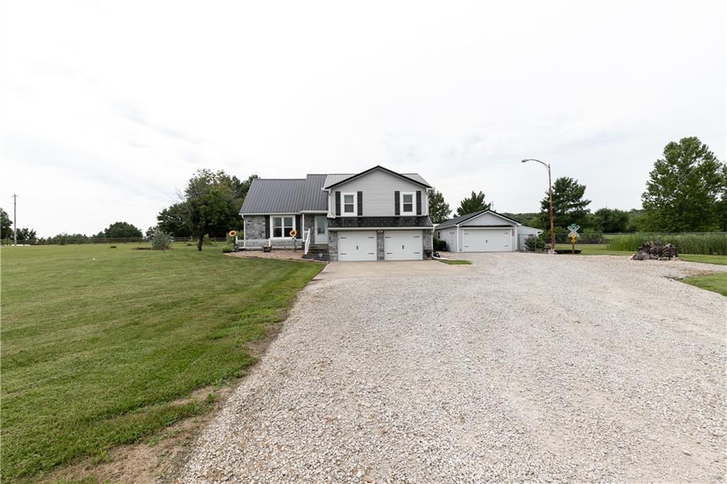 22215 Parallel Road Property Photo 4