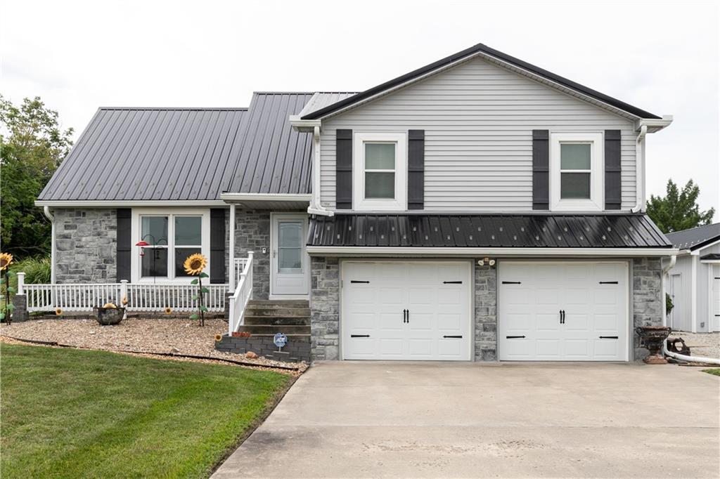 22215 Parallel Road Property Photo 5