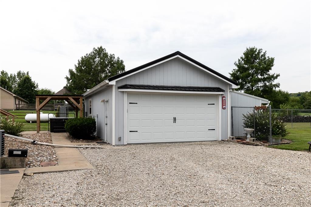 22215 Parallel Road Property Photo 6