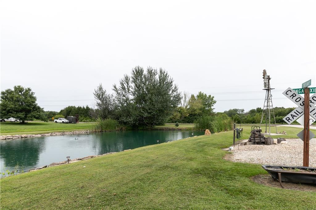 22215 Parallel Road Property Photo 7