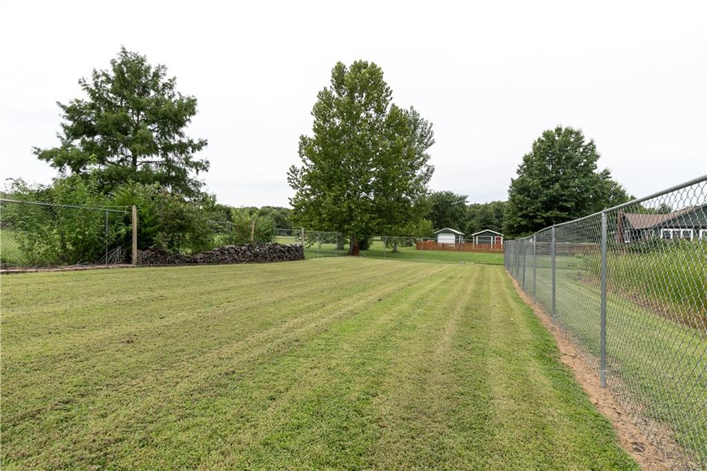 22215 Parallel Road Property Photo 9