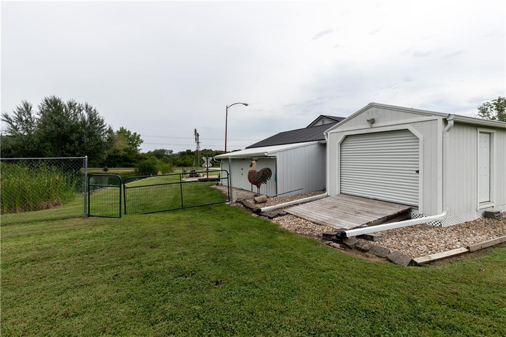 22215 Parallel Road Property Photo 10