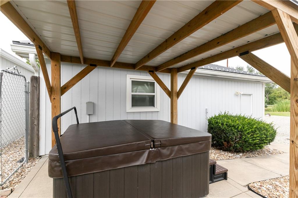 22215 Parallel Road Property Photo 15
