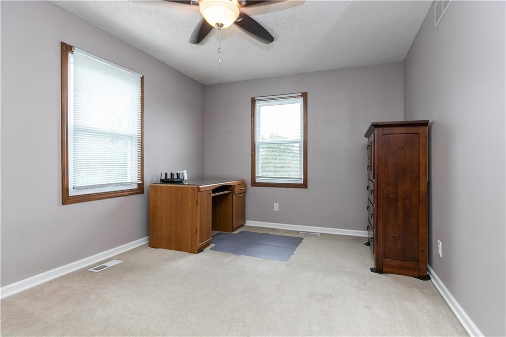 22215 Parallel Road Property Photo 43