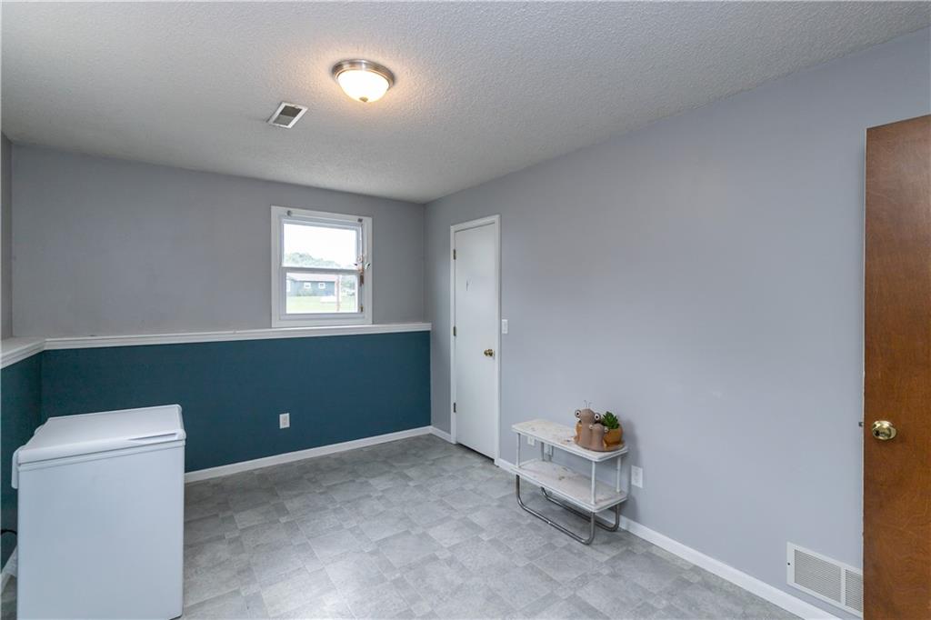 22215 Parallel Road Property Photo 55