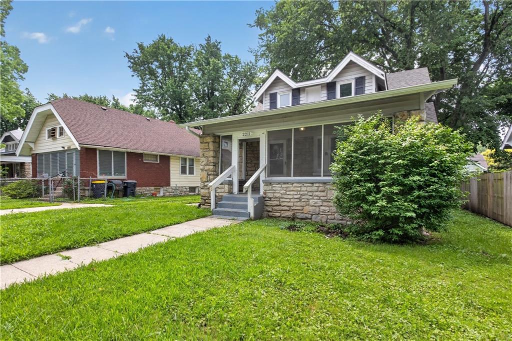 2211 E 68th Terrace Property Photo 3