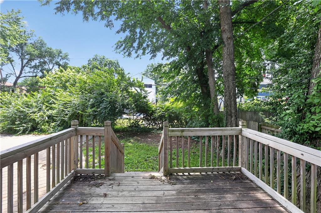 2211 E 68th Terrace Property Photo 4