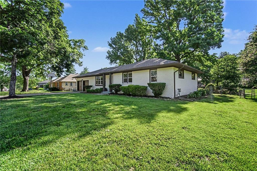 11123 Grand Avenue Property Photo 4