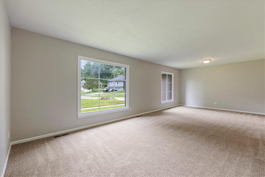 9905 Wayne Avenue Property Photo 4