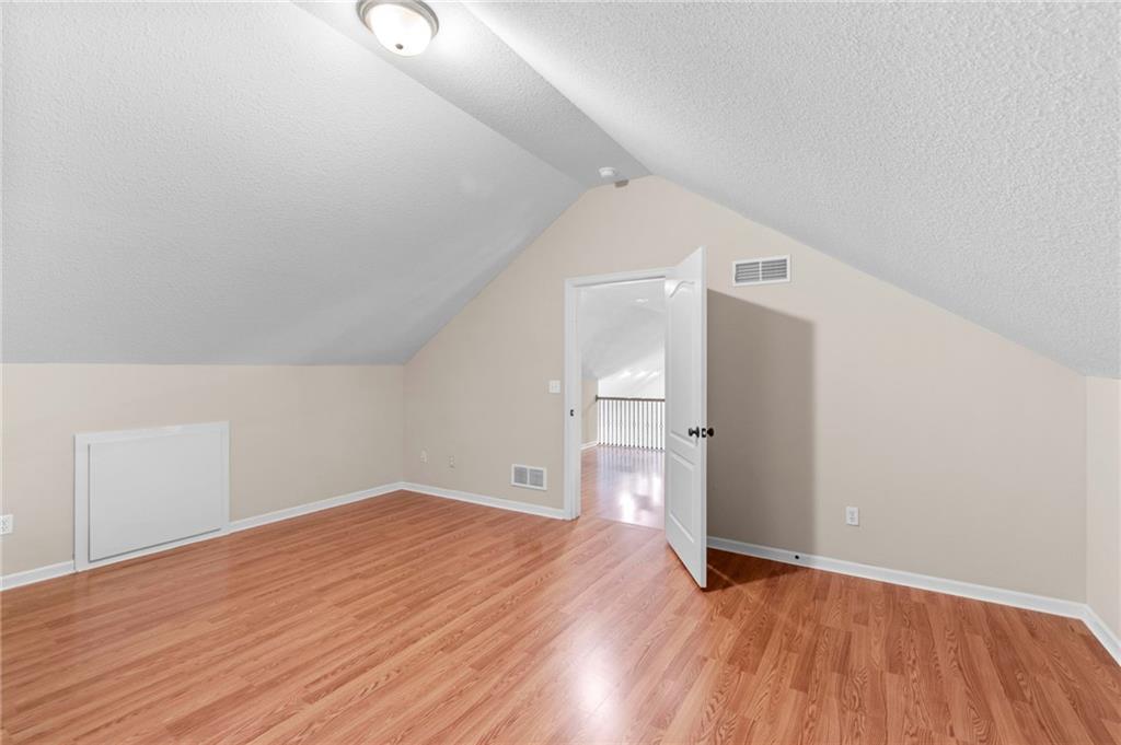 9020 N Oxford Avenue Property Photo 33
