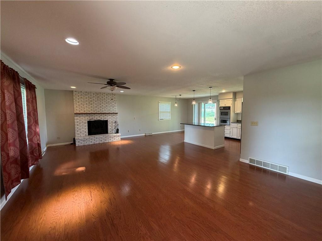 1305 S Us 71 Highway Property Photo 4