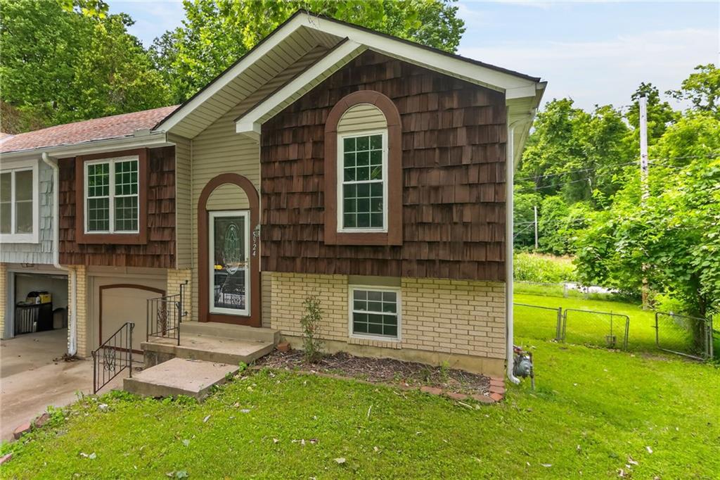 5924 Nw Creekview Drive Property Photo 1