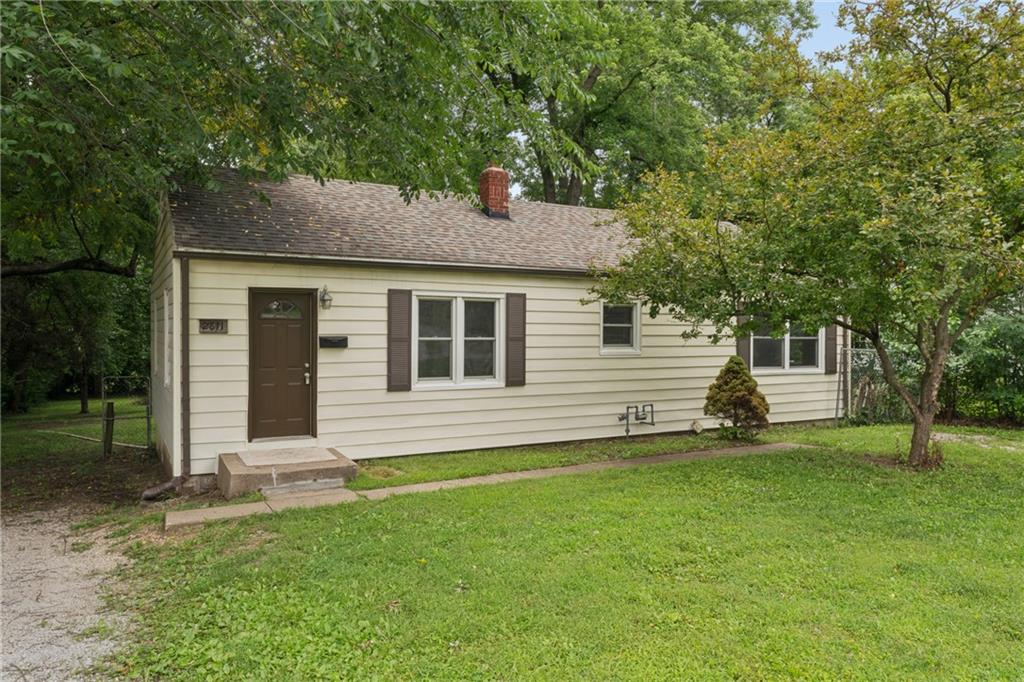 2811 S Northern Boulevard Property Photo 2