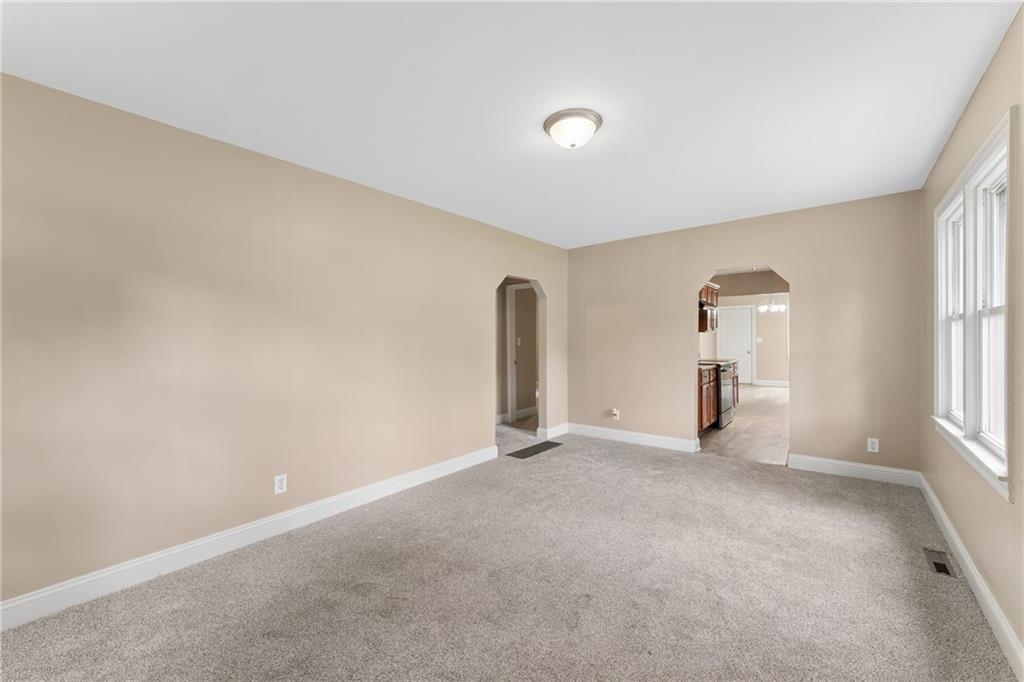 2811 S Northern Boulevard Property Photo 5