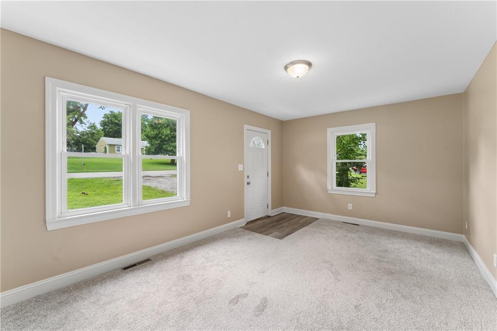2811 S Northern Boulevard Property Photo 7