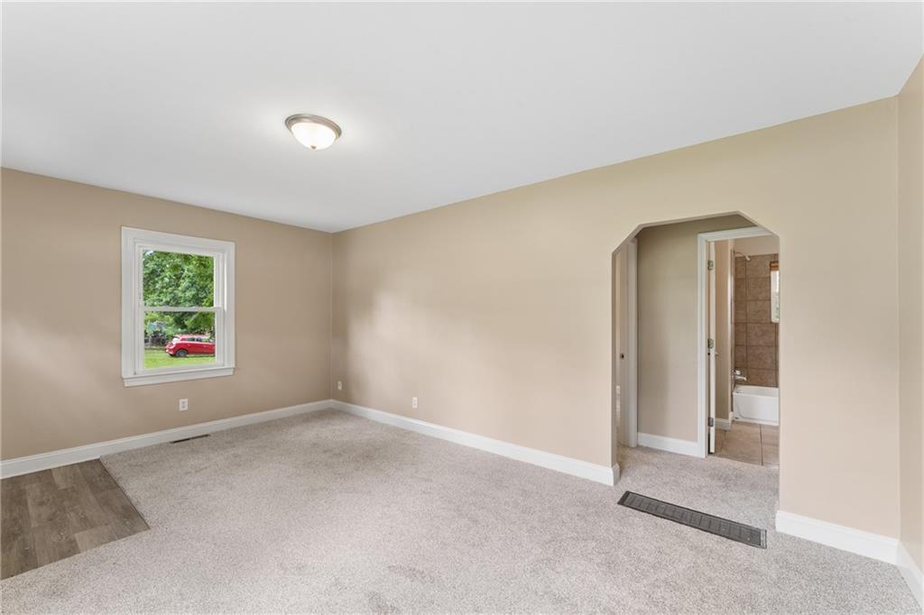 2811 S Northern Boulevard Property Photo 8