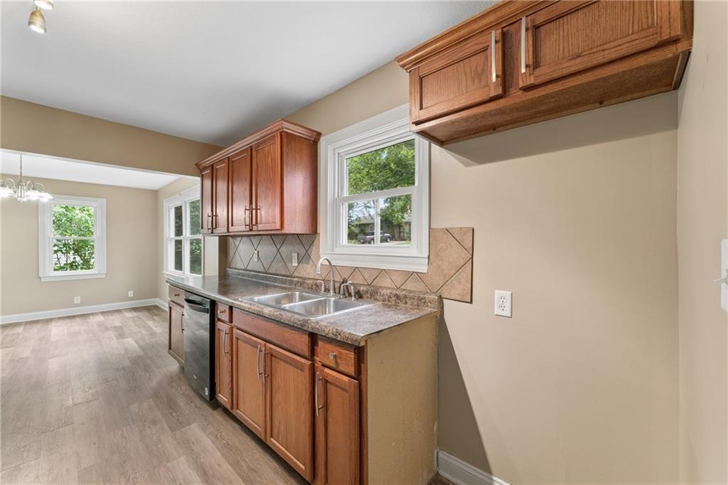 2811 S Northern Boulevard Property Photo 10