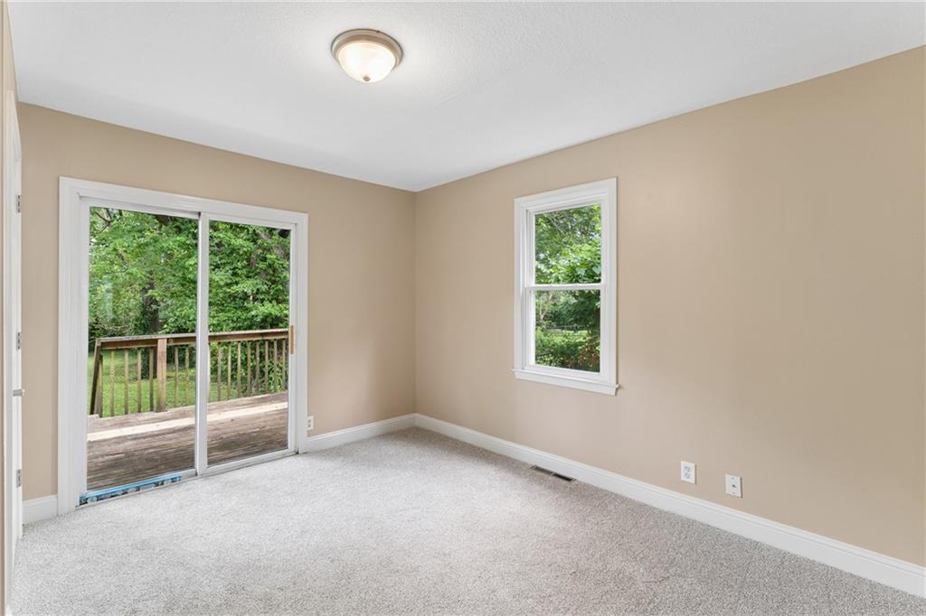 2811 S Northern Boulevard Property Photo 17