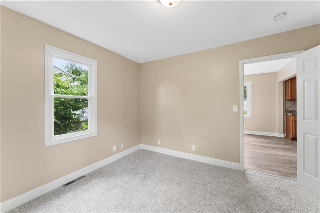 2811 S Northern Boulevard Property Photo 19