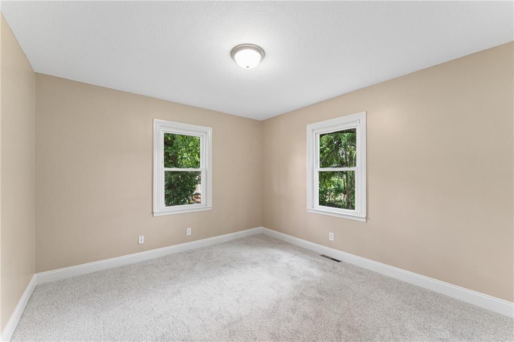 2811 S Northern Boulevard Property Photo 21