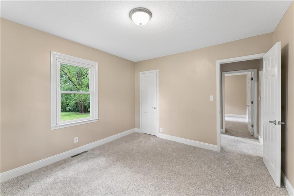 2811 S Northern Boulevard Property Photo 23