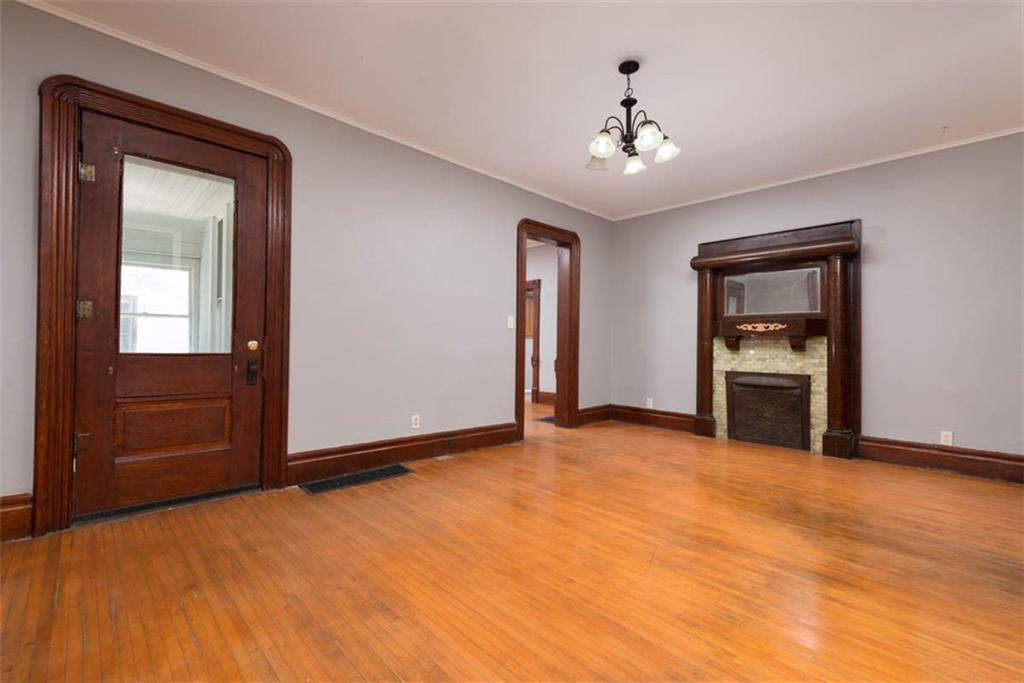 406 E 4th Street Property Photo 9