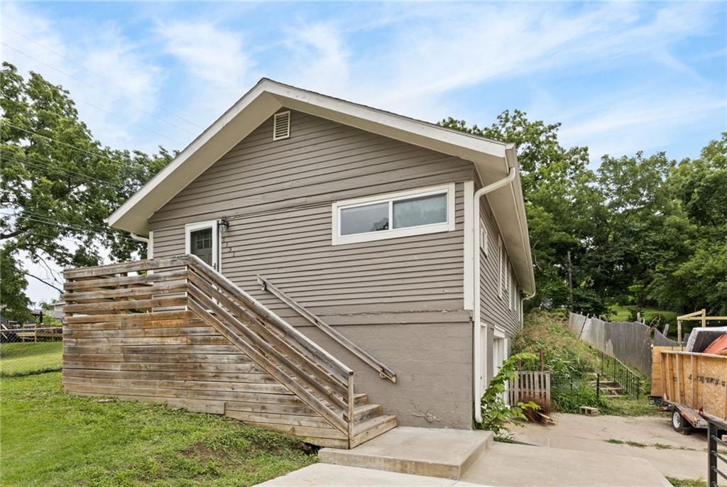 1131 N 49th Terrace Property Photo 17