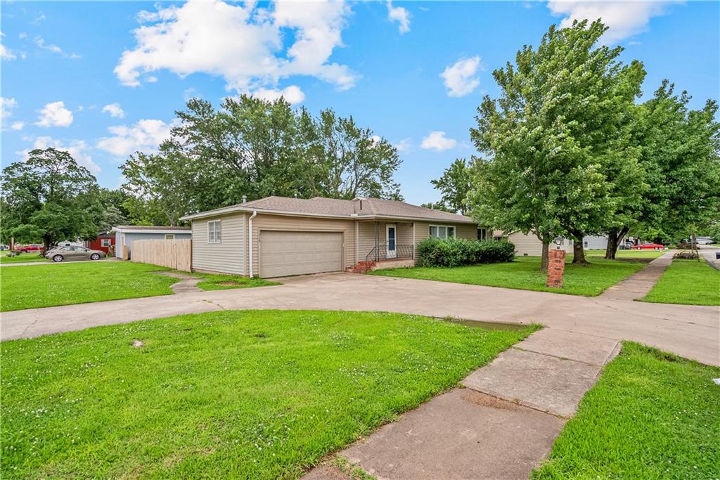 1210 N 18th Place Property Photo 1