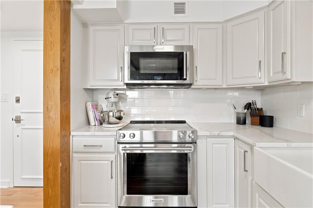4545 Wornall Road Property Photo 8
