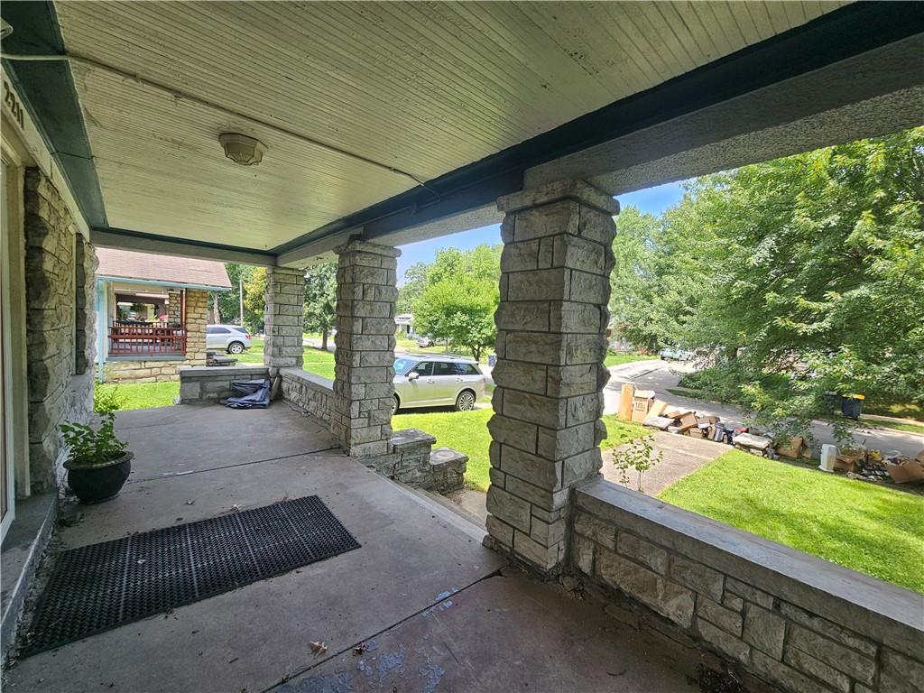 2211 E 69th Street Property Photo 4