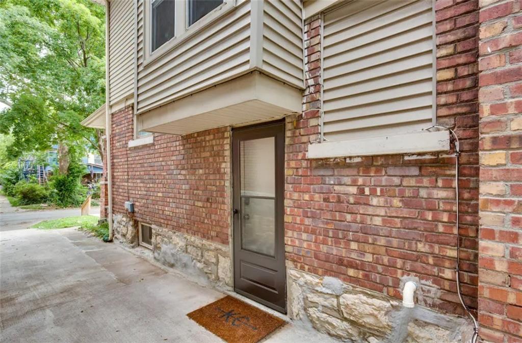 831 W 39th Terrace Property Photo 7