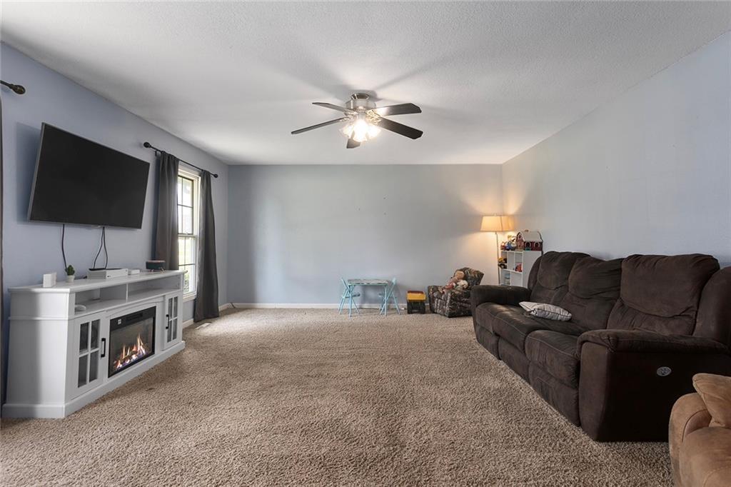107 E Maple Street Property Photo 6