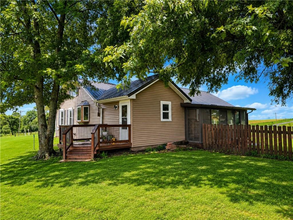 1213 Ne J Highway Property Photo 4