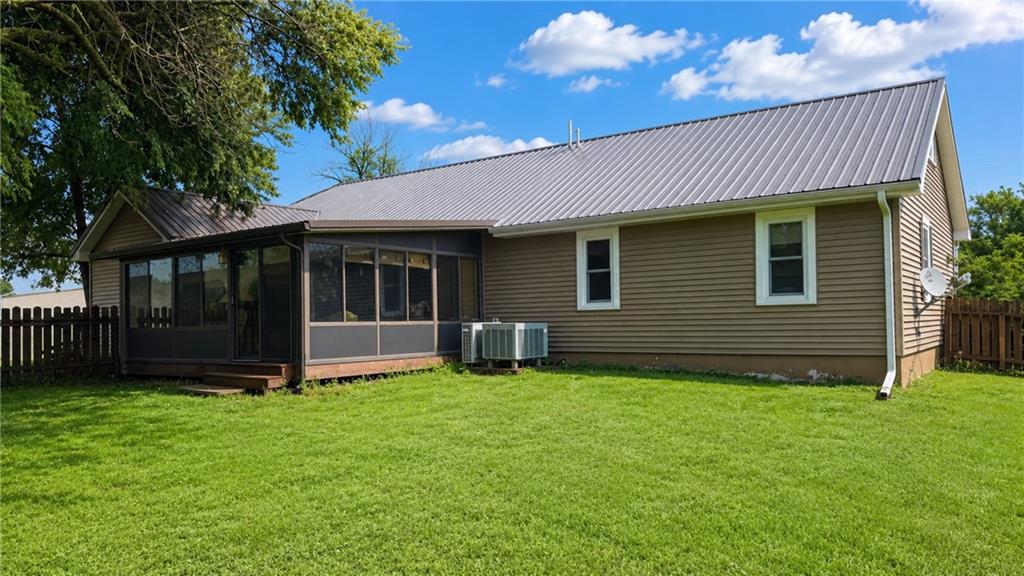 1213 Ne J Highway Property Photo 5