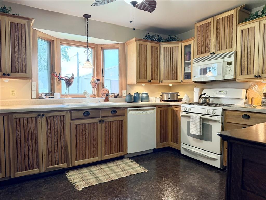 1213 Ne J Highway Property Photo 7