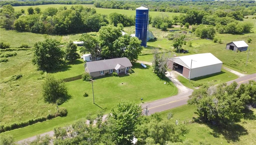 1213 Ne J Highway Property Photo 31