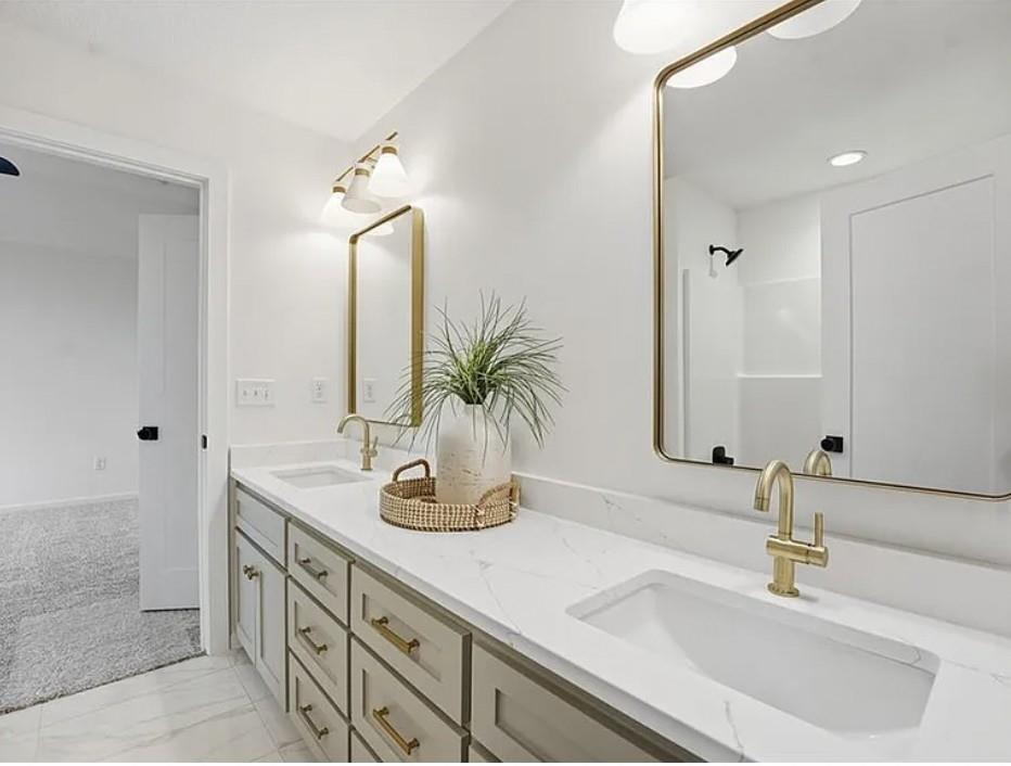 10304 N Oakland Avenue Property Photo 12