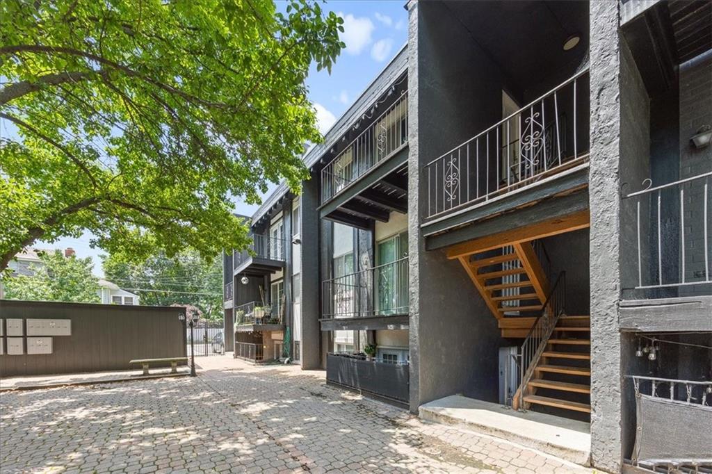 809 W 40th Street Property Photo 5