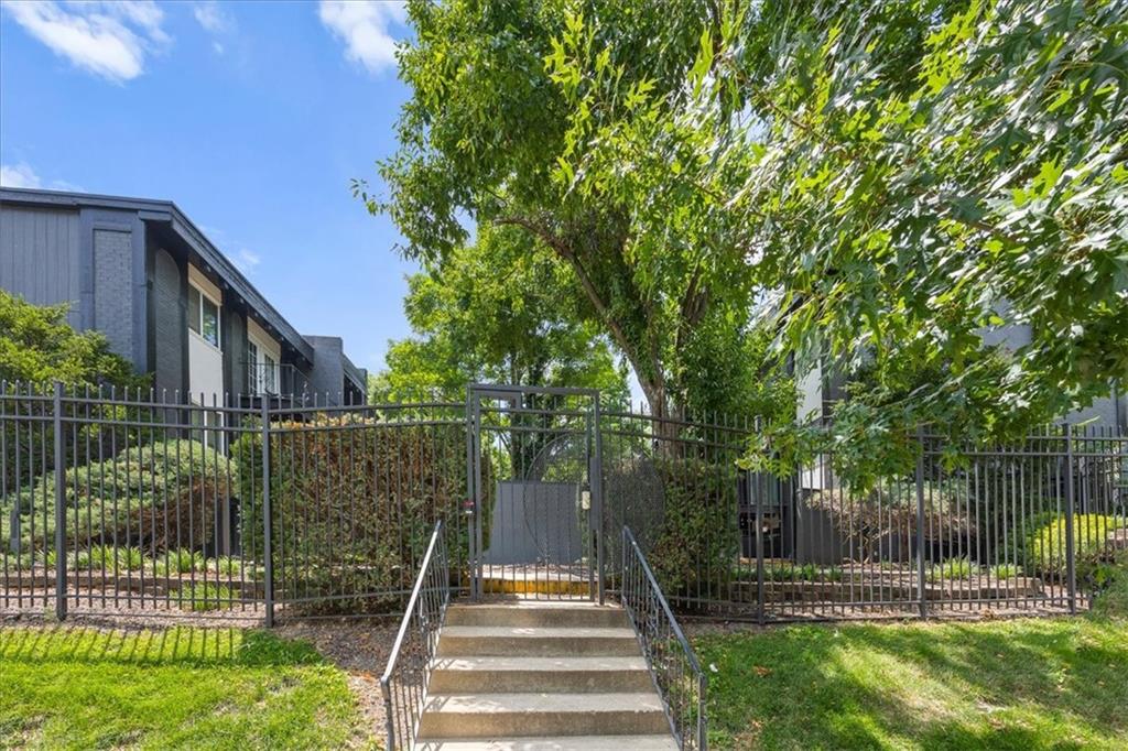 809 W 40th Street Property Photo 19