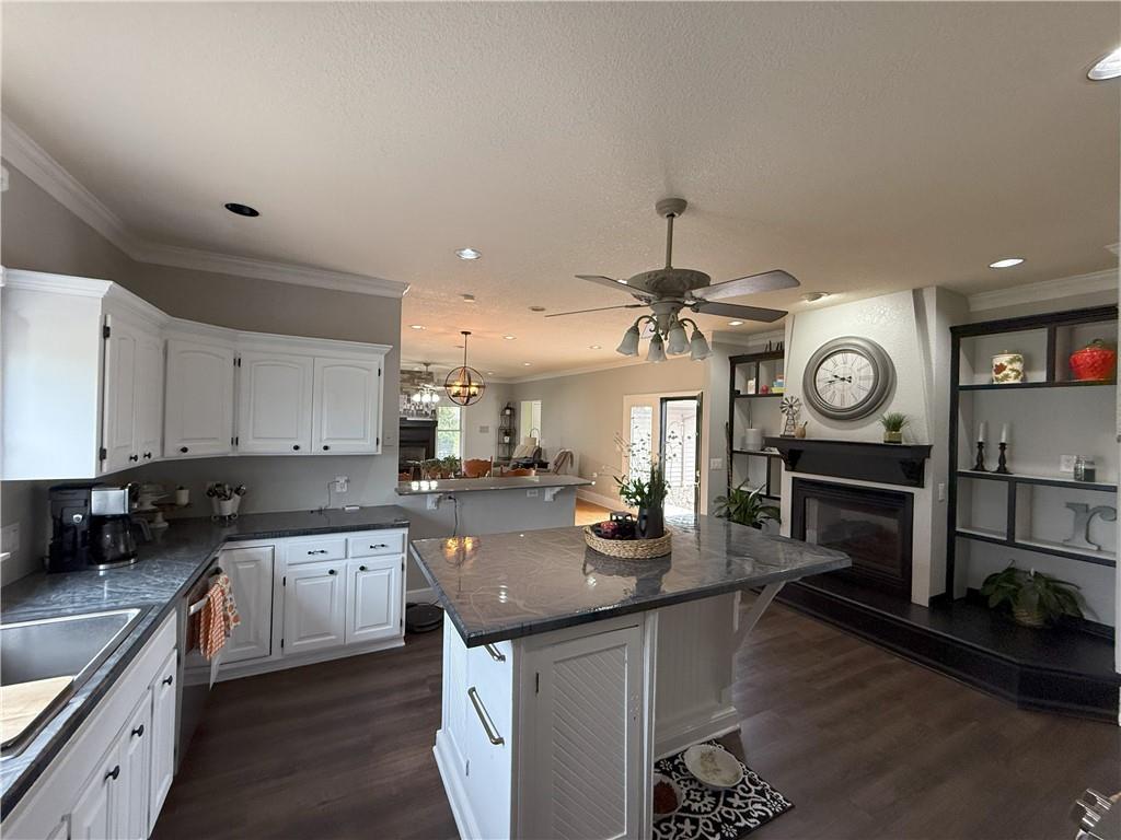 2216 Country Club Drive Property Photo 4