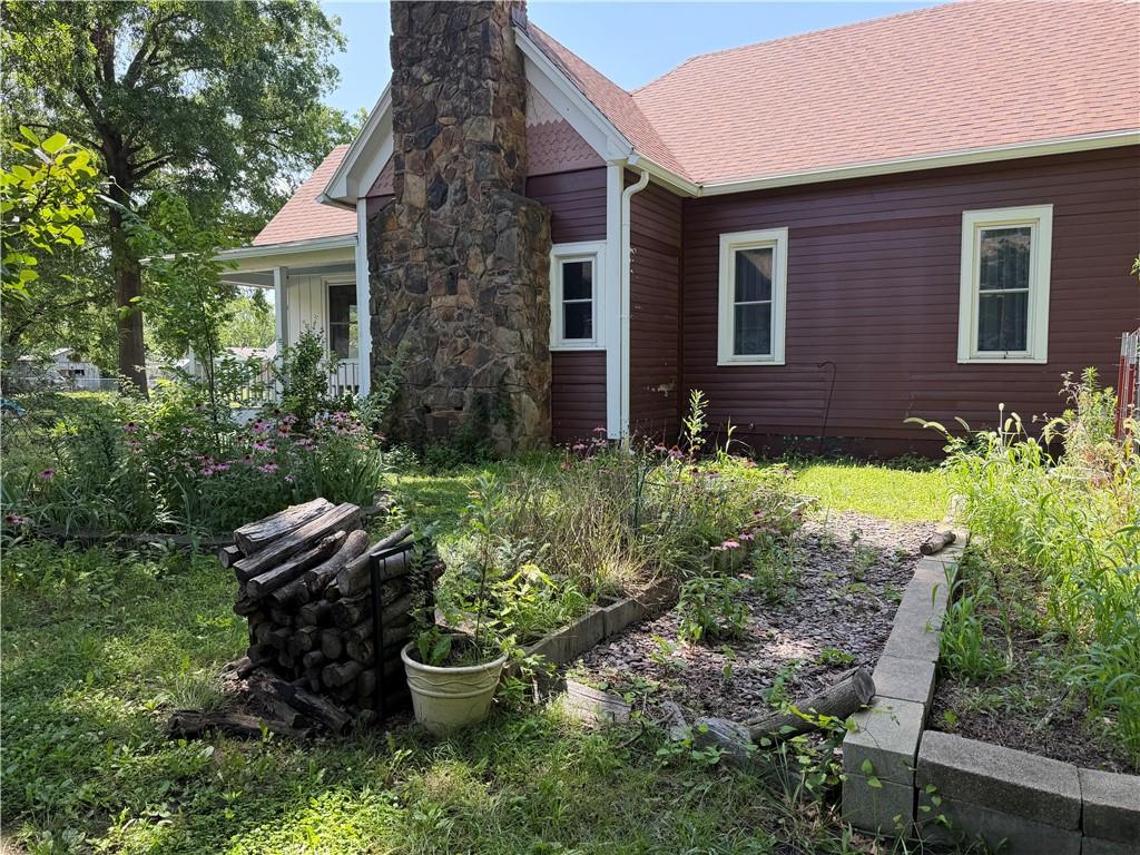 402 S Spring Street Property Photo 3
