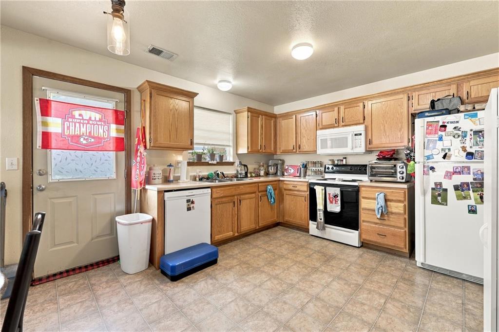 204 & 206 Nw Woodbury Drive Property Photo 5