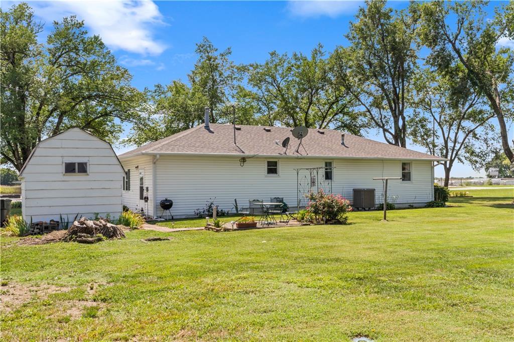 18955 E 54 Highway Property Photo 6