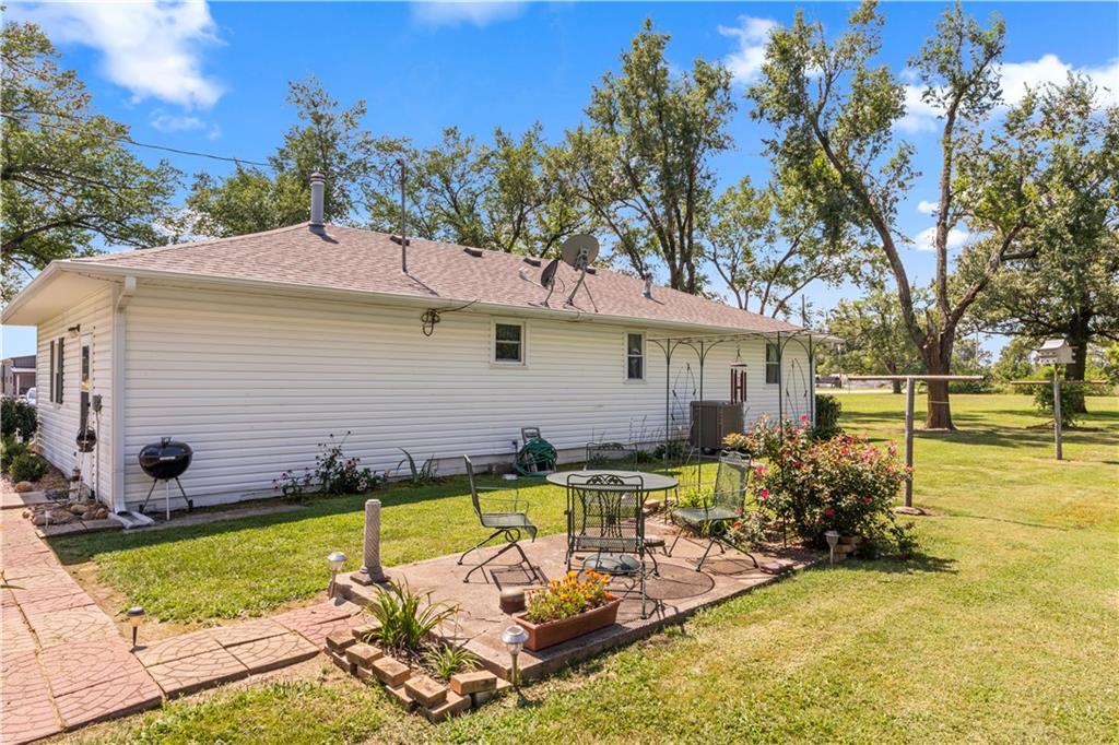 18955 E 54 Highway Property Photo 8