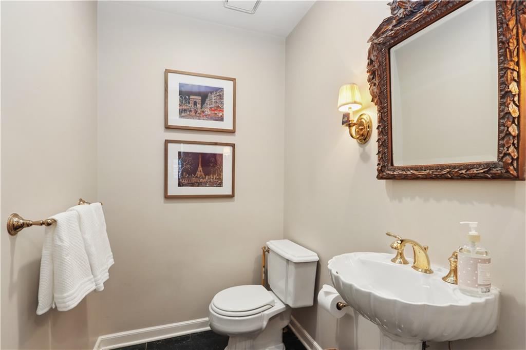 6905 Overhill Road Property Photo 8